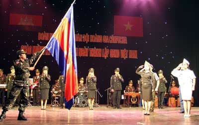 Đoàn nghệ thuật Quân đội Hoàng gia Cam-pu-chia biểu diễn tại Hà Nội