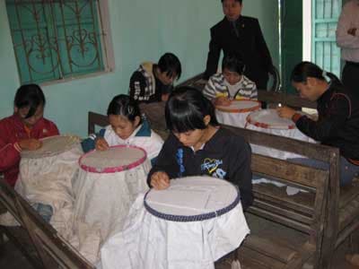 Dạy nghề thêu ren cho trẻ em có hoàn cảnh khó khăn