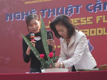 Giới thiệu và trình diễn nghệ thuật cắm hoa Ikebana (Nhật Bản)