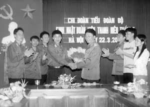 Tổ chức sinh nhật tập thể cho chiến sĩ