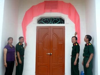 Bàn giao nhà tình nghĩa cho thân nhân liệt sĩ