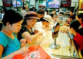 Vàng bất ngờ giảm giá khá mạnh