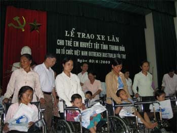 Trao tặng hơn 250 xe lăn cho trẻ em khuyết tật tại 6 tỉnh, thành phố