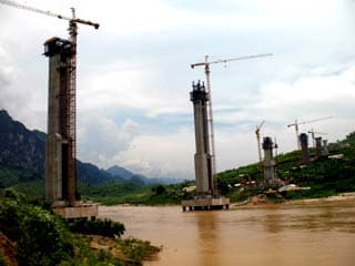 Đêm không ngủ trên công trường cầu Pá Uôn
