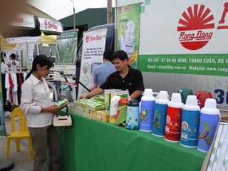 Nông dân háo hức với hàng Việt