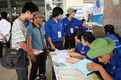 Học viên, sinh viên tình nguyện sát cánh cùng sĩ tử