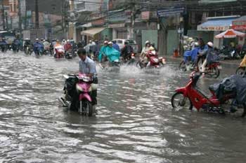 Mưa lớn tại Thành phố Hồ Chí Minh-đại lộ biến thành "sông"