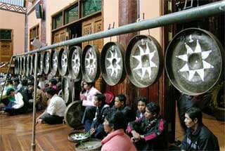 Để cồng chiêng thích nghi trong không gian mới