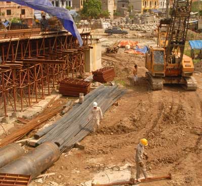 Cầu Vĩnh Tuy thi công trong nắng lửa