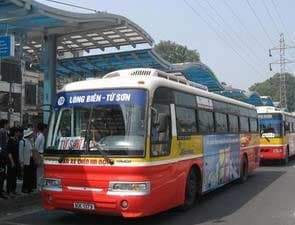 Lộn xộn tại điểm trung chuyển xe buýt Long Biên