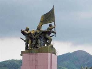 Tượng đài khởi nghĩa Ba Tơ