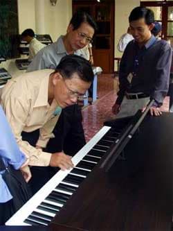 Tài trợ 3.000 đàn piano kỹ thuật số cho các trường tiểu học của Việt Nam