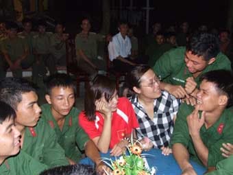 Bài 2: Cấp trên gần gũi, yêu thương cấp dưới