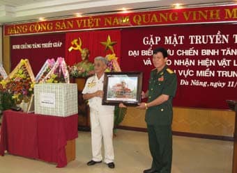 Gặp mặt truyền thống và trao nhận hiện vật lịch sử