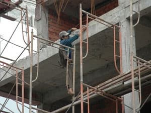 Giải cứu giàn giáo xây dựng cao ốc bị nghiêng