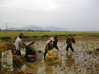Trên 2.000 cán bộ, chiến sĩ giúp các địa phương khắc phục lũ lụt