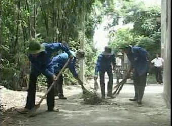 Thanh niên tình nguyện làm sạch môi trường xã
