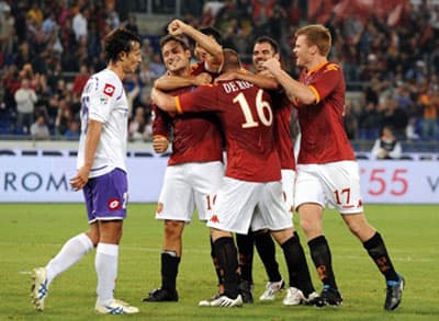Totti tỏa sáng, Roma tạm vượt khó