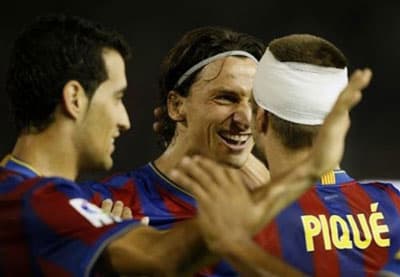 Messi "khủng bố" Santander, Barca độc chiếm ngôi đầu