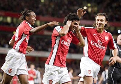 Carling Cup: Arsenal và Liverpool cùng nhau đi tiếp