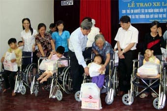 Trao tặng 60 xe lăn cho trẻ em khuyết tật thành phố Hà Nội