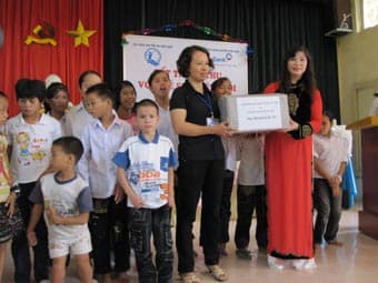 Gần 3.000 phần quà cho trẻ em có hoàn cảnh khó khăn, trẻ em khuyết tật