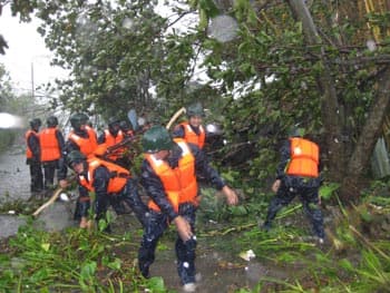 Dầm mình trong mưa bão giúp dân