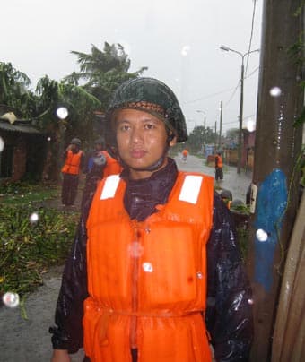 “Ốm cũng phải gắng sức giúp dân chứ”