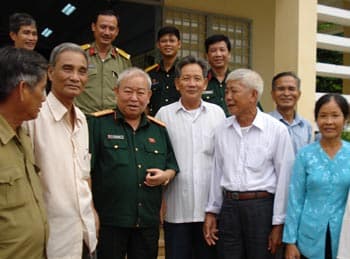 Đại tướng Lê Văn Dũng tiếp xúc cử tri Tiền Giang