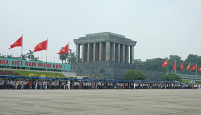 Bốn phương tụ về bên Người