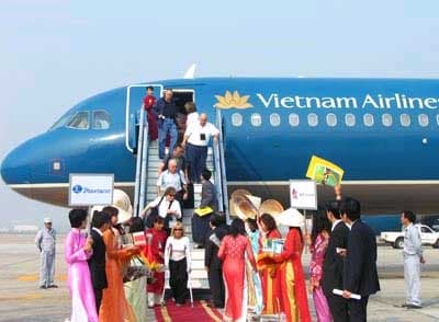 Đón hơn 300 du khách quốc tế “xông đất” Hà Nội