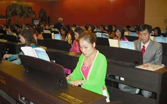 Trao tặng 7.000 đàn piano điện tử cho các trường tiểu học tại Việt Nam