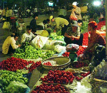 Sôi động chợ đêm Hà Nội