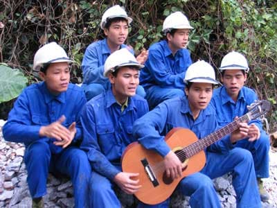 Trên công trình rộn tiếng ca