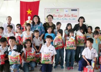 Gần 350 phần quà Tết cho trẻ em tàn tật