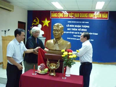 Đón nhận tượng đồng đồng chí Trần Tử Bình
