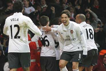 Arsenal lội ngược dòng, Chelsea đại thắng