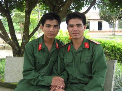 Anh em ruột cùng xung phong nhập ngũ