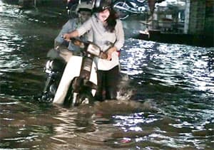 Giúp dân khắc phục triều cường