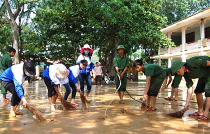 Áo xanh tình nguyện nơi rốn lũ