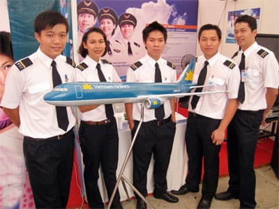Vietnam Airlines ký hợp đồng đào tạo phi công cơ bản tại Việt Nam