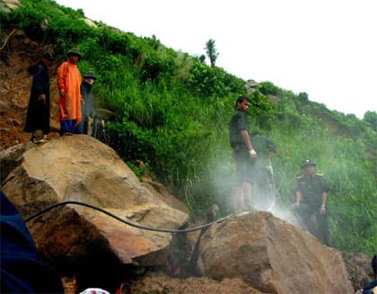 Lính công binh phá đá, thông đường