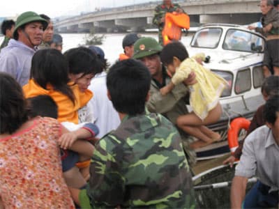Bộ đội cứu nạn nhân dân trong lũ dữ