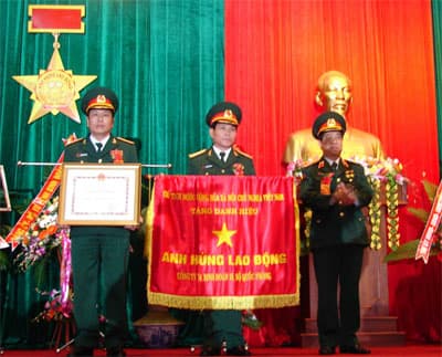 Công ty 74 (Binh đoàn 15) đón nhận danh hiệu Anh hùng lao động