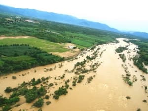 Không khí lạnh gây mưa to, lũ miền Trung lên cao