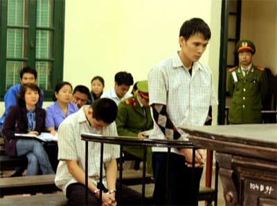 42 tháng tù giam cho 2 kẻ mua bán, tàng trữ trái phép vũ khí quân dụng