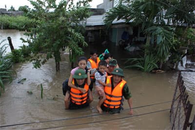 Cứu dân trên đỉnh lũ