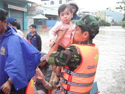 Quân về sưởi ấm lòng dân