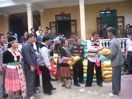 Bản Thoòng pẹ (Lào) cứu trợ nhân dân vùng lũ Hà Tĩnh