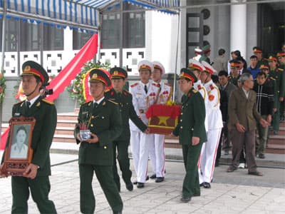 Truy điệu và bàn giao 7 hài cốt liệt sĩ nguyên là cán bộ, chiến sĩ Binh chủng Pháo binh